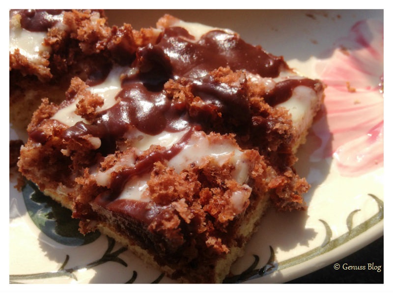 Blechkuchen Rezept: Süßer Krümelkuchen mit Schokoladensauce