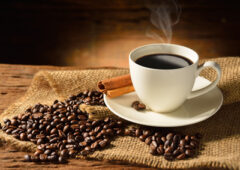 Tasse mit Kaffee und frischen Kaffeebohnen